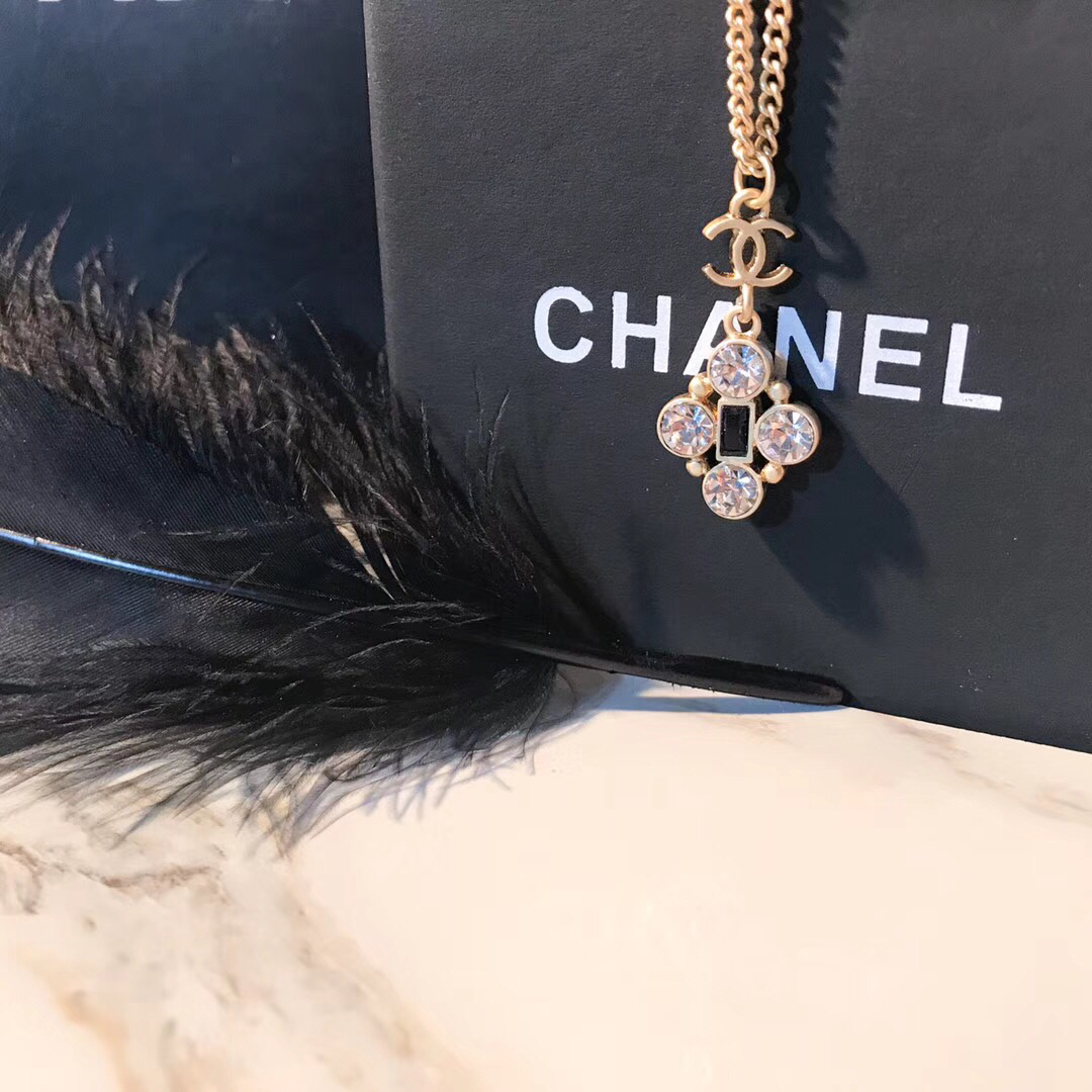 Chanel Chanel 款 四钻 小香项链 小香家的饰品总能让你冬季里不乏味 别看它简单 却 佩戴效果 赞 关键四季百搭 不挑服饰 绝对需要入手的一款 059600