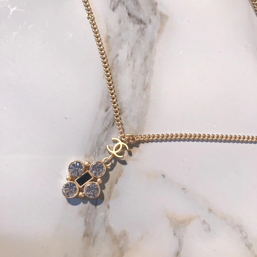 Chanel Chanel 款 四钻 小香项链 小香家的饰品总能让你冬季里不乏味 别看它简单 却 佩戴效果 赞 关键四季百搭 不挑服饰 绝对需要入手的一款 059600