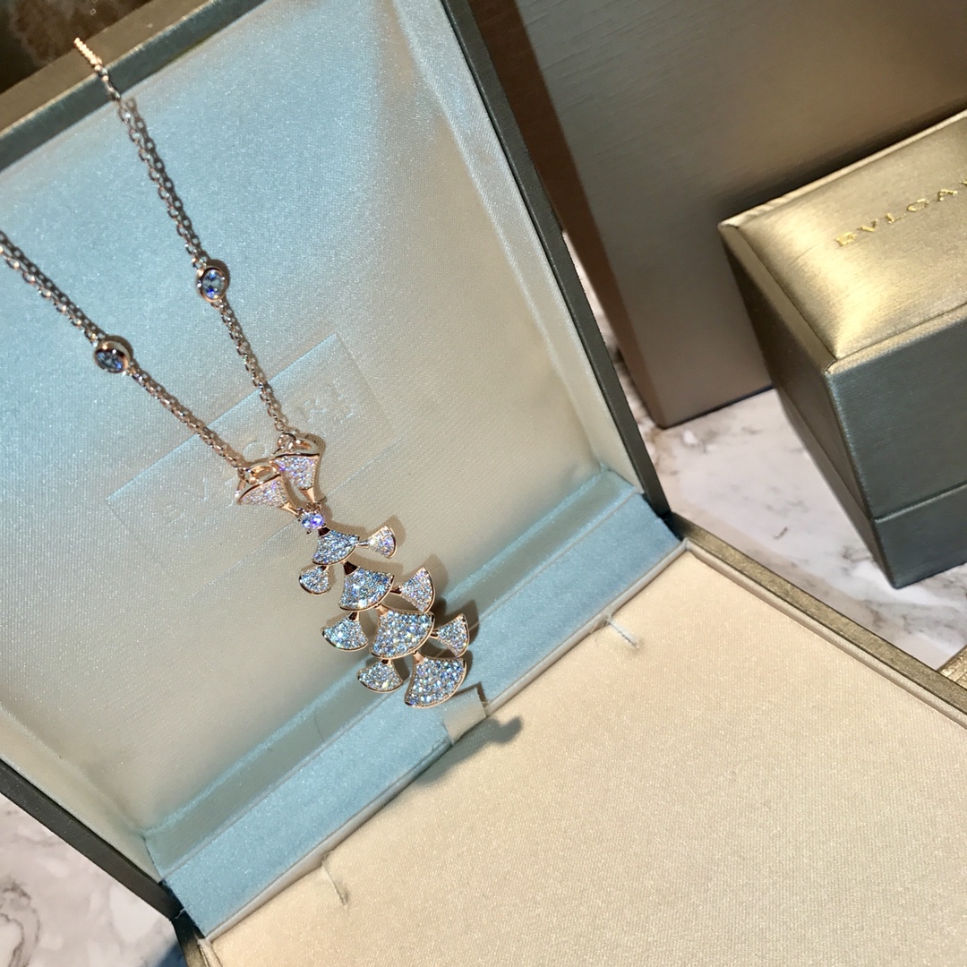 Bvlgari 代购级别BV 宝家 气质 流苏耳夹 裙子 项链 奢华 德国进口925纯银 镀铂金材质AU 750 18K金层 进口高碳钻 宝格丽力作 名媛 了 历经一次次改版 才做出如此满意的 视觉做工完全不输真金真钻出品 logo扣 铂金玫瑰金两色齐 0523310