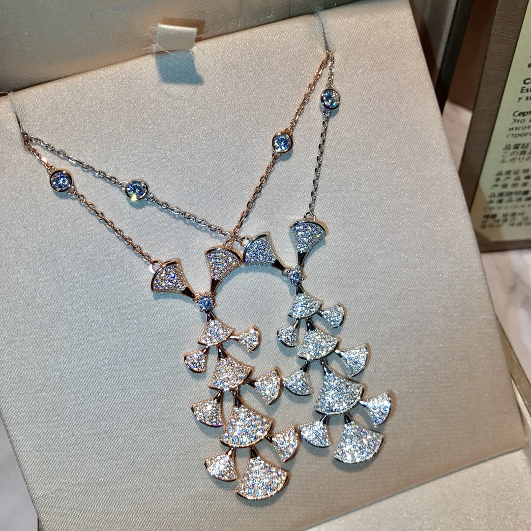 Bvlgari 代购级别BV 宝家 气质 流苏耳夹 裙子 项链 奢华 德国进口925纯银 镀铂金材质AU 750 18K金层 进口高碳钻 宝格丽力作 名媛 了 历经一次次改版 才做出如此满意的 视觉做工完全不输真金真钻出品 logo扣 铂金玫瑰金两色齐 0523310