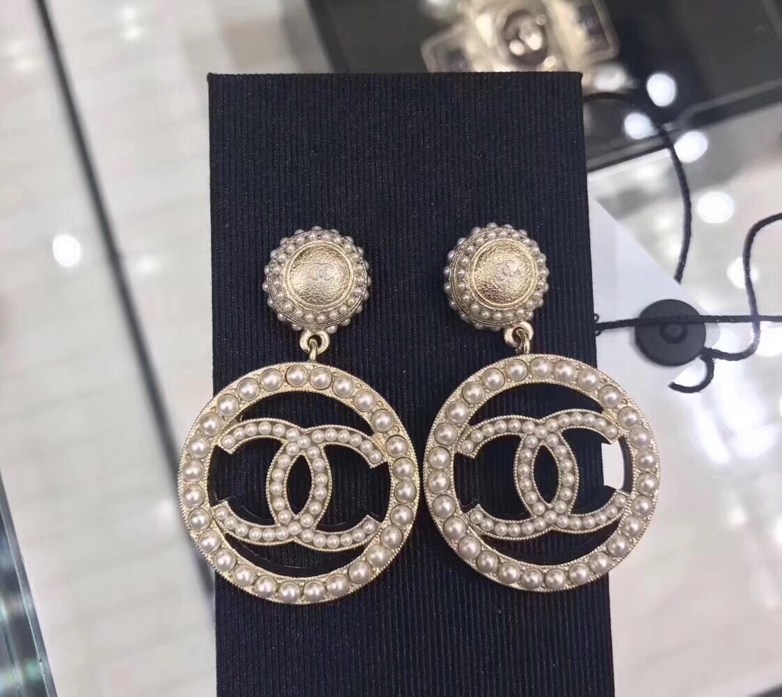 到货 萌妹子应该对波点毫无抵抗力吧，Chanel 新款 2017 小香 圆圈 ⭕️ 珍珠 耳环  原版打
