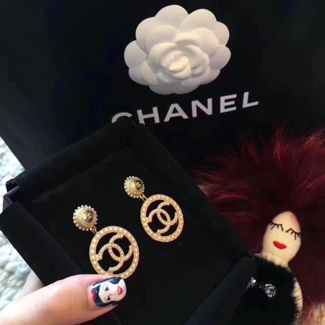 到货 萌妹子应该对波点毫无抵抗力吧，Chanel 新款 2017 小香 圆圈 ⭕️ 珍珠 耳环  原版打