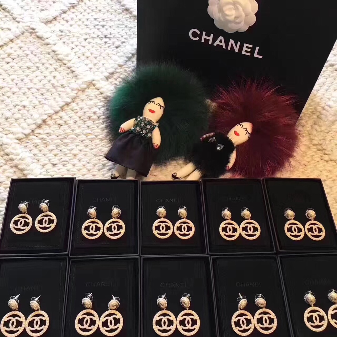 到货 萌妹子应该对波点毫无抵抗力吧，Chanel 新款 2017 小香 圆圈 ⭕️ 珍珠 耳环  原版打