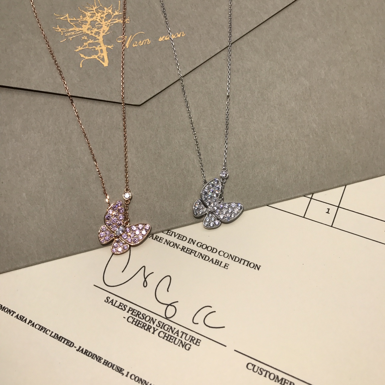 Van Cleef & Arpels vca的 除了四叶草就是蝴蝶了 象征蜕变更新的蝴蝶是vca梵克雅宝近百年的灵感源泉 满钻微镶蝶翼+马眼钻碟身