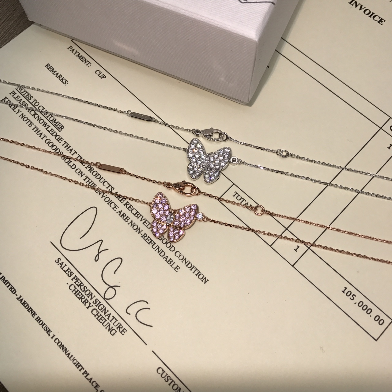 Van Cleef & Arpels vca的 除了四叶草就是蝴蝶了 象征蜕变更新的蝴蝶是vca梵克雅宝近百年的灵感源泉 满钻微镶蝶翼+马眼钻碟身