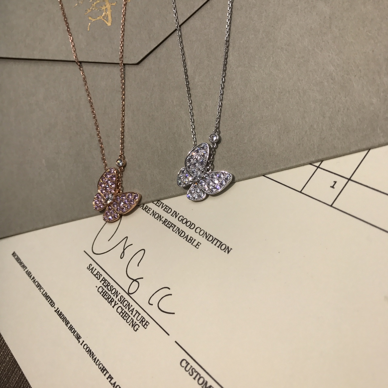 Van Cleef & Arpels vca的 除了四叶草就是蝴蝶了 象征蜕变更新的蝴蝶是vca梵克雅宝近百年的灵感源泉 满钻微镶蝶翼+马眼钻碟身