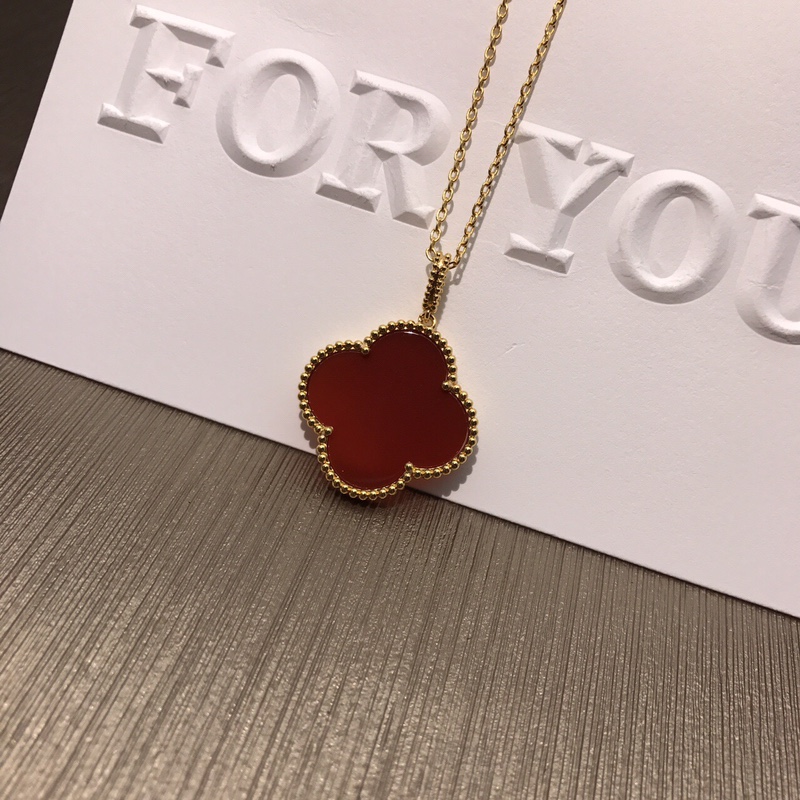 Van Cleef & Arpels vca大号四叶草项链 花朵直径2 5cm 大号四叶草弥漫着法式的优雅 无论是日常佩戴