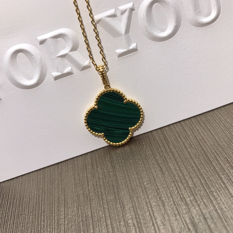 Van Cleef & Arpels vca大号四叶草项链 花朵直径2 5cm 大号四叶草弥漫着法式的优雅 无论是日常佩戴