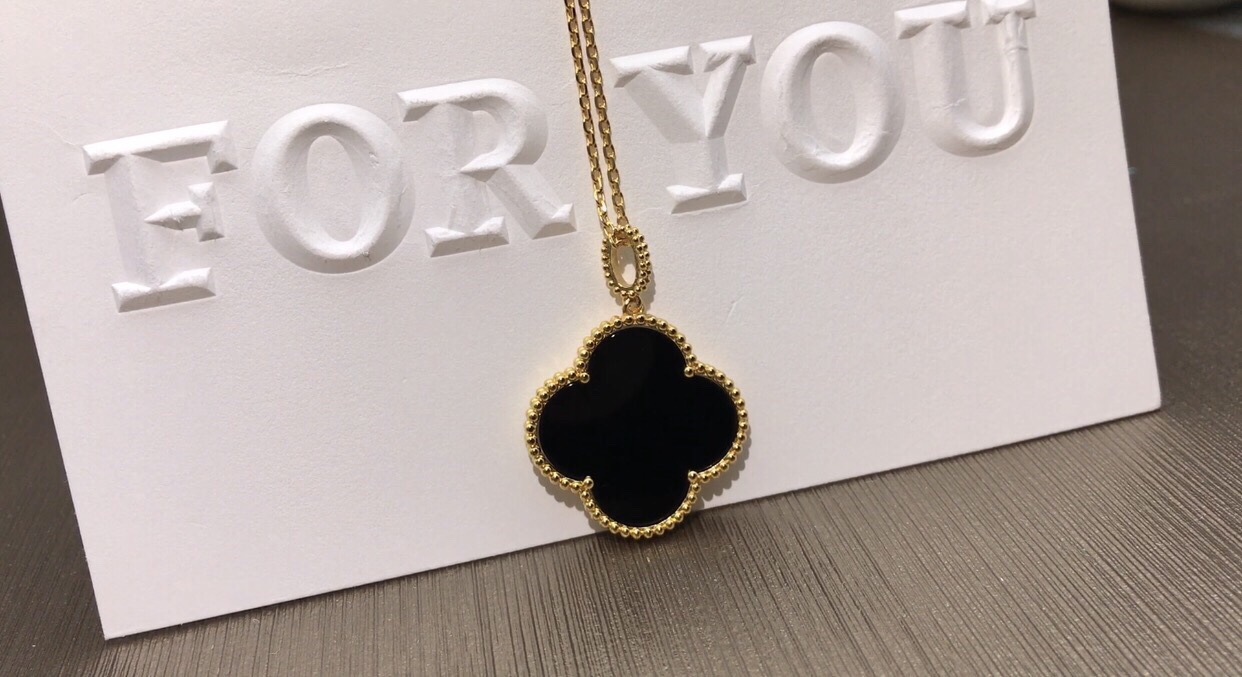 Van Cleef & Arpels vca大号四叶草项链 花朵直径2 5cm 大号四叶草弥漫着法式的优雅 无论是日常佩戴