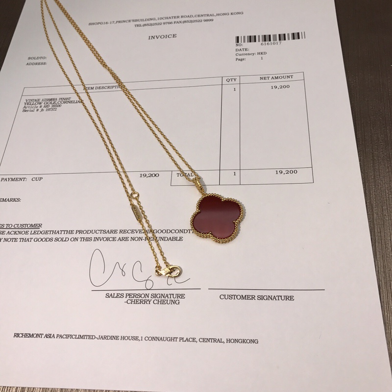 Van Cleef & Arpels vca大号四叶草项链 花朵直径2 5cm 大号四叶草弥漫着法式的优雅 无论是日常佩戴