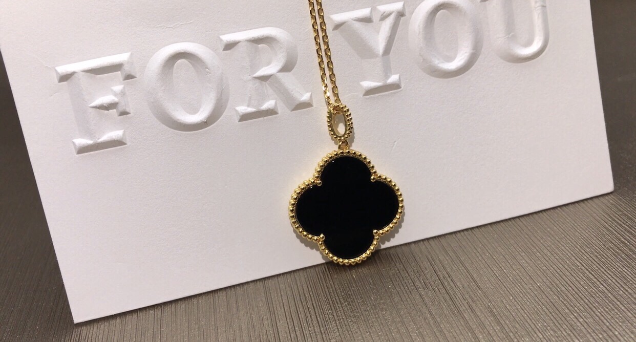 Van Cleef & Arpels vca大号四叶草项链 花朵直径2 5cm 大号四叶草弥漫着法式的优雅 无论是日常佩戴