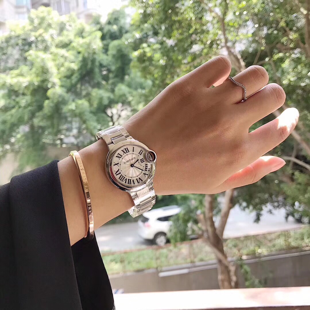 NO:152832,Extremely classic!  Quartz movement can also be beautiful!  All are out of date.19860909经典至极！石英机芯也可以美轮美奂！都不过时.,,Watch