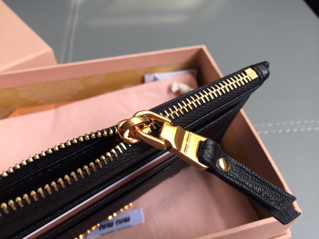 MIUMIU缪缪马德拉斯山羊皮配羊皮内里新款卡包5MC446