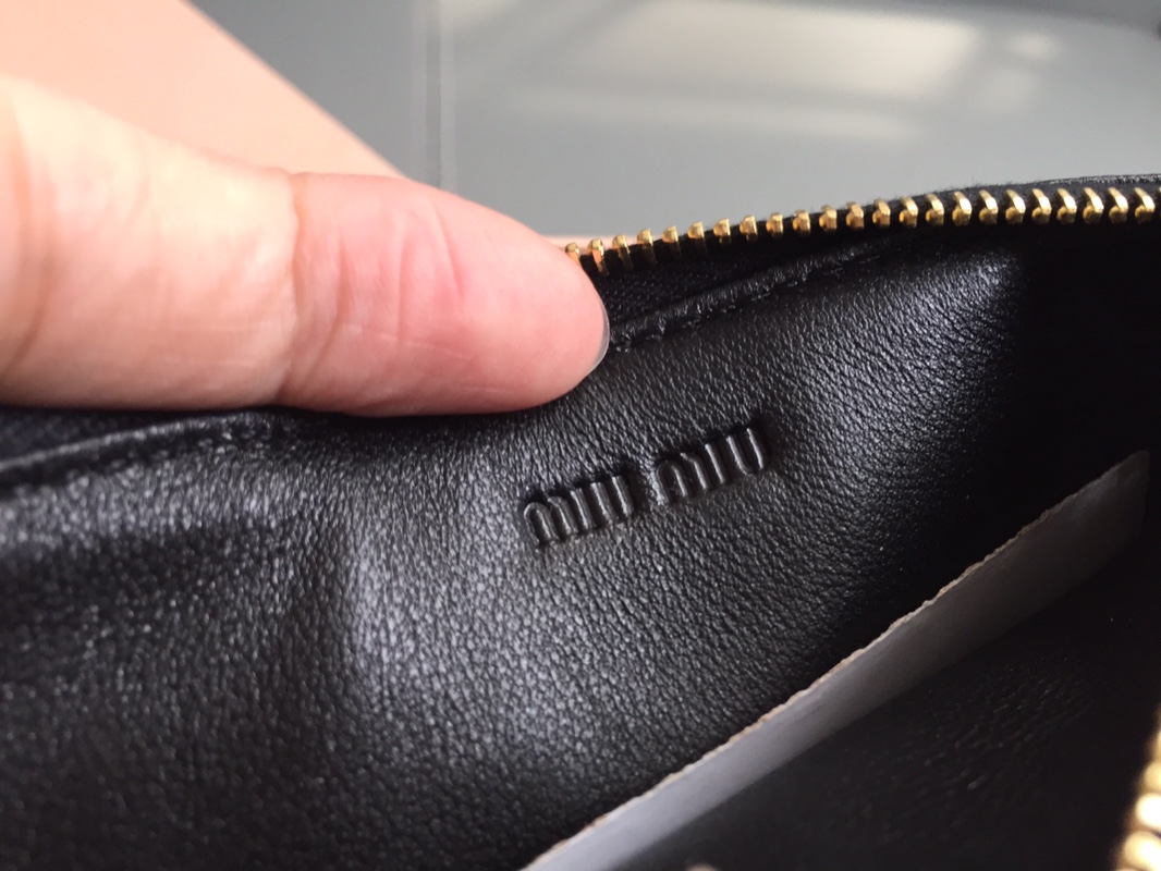 MIUMIU缪缪马德拉斯山羊皮配羊皮内里新款卡包5MC446