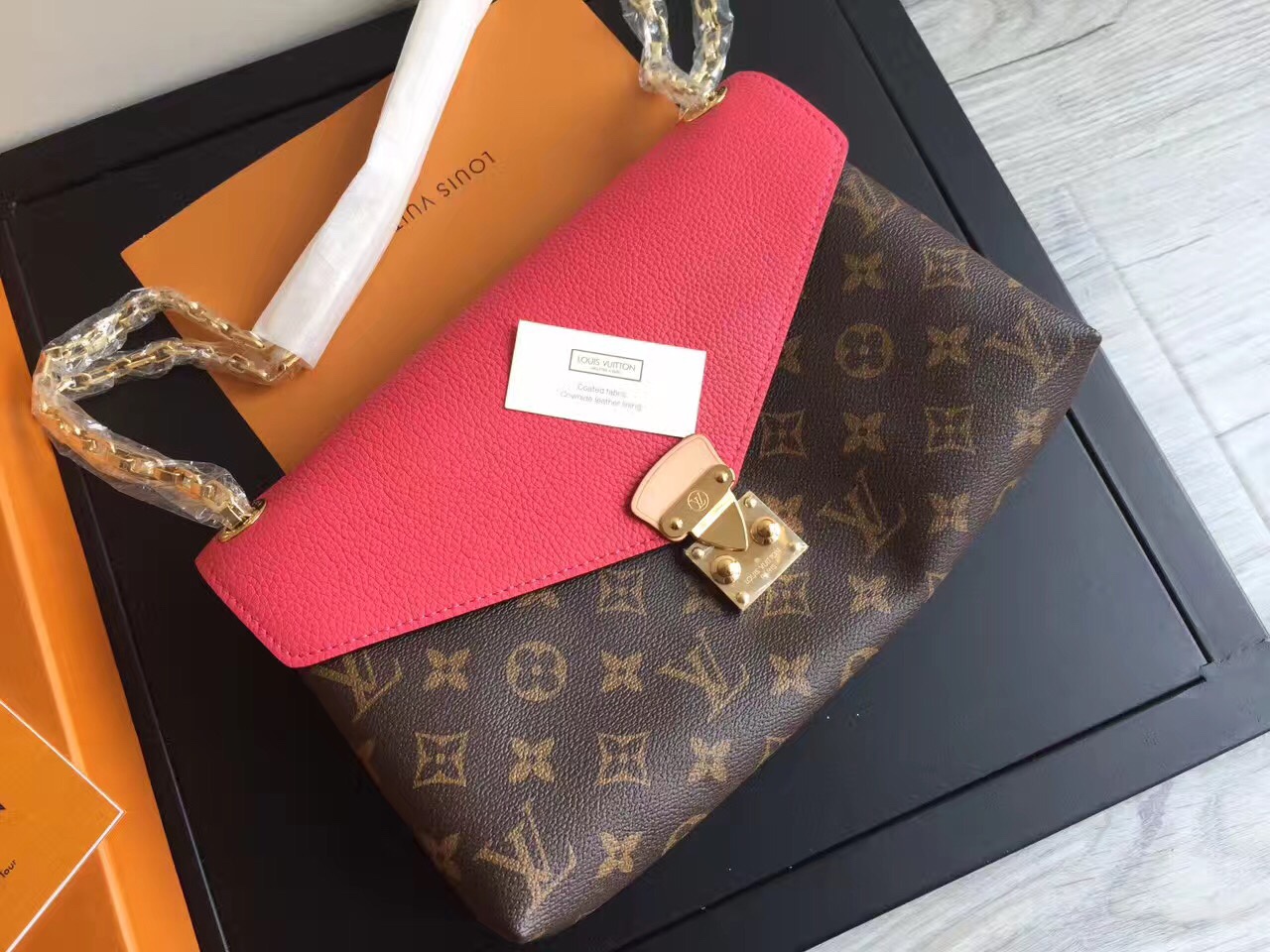 NO:396332,[Exclusive real photo M41200] Pallas Chain Original imported leather, pure steel lock, vacuum plating 24K hardware, origin year OEM code size: 26*17*6cm Gold chain design, latest original pure steel chain, full set of packaging., LV [original leather], louis vuitton19860909【独家实拍M41200】Pallas Chain 原进口皮料 纯钢锁扣 真空电镀24K五金 产地年份代工码 size:26*17*6cm 金色链条设计 最新原厂纯钢链条 全套包装 .,LV【原厂皮】,louis vuitton,Bag