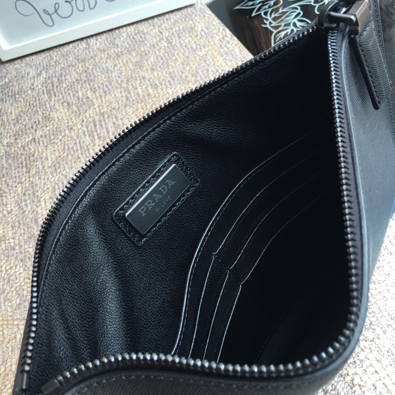 PRADA普拉达进口十字纹牛皮男士手包2NG005