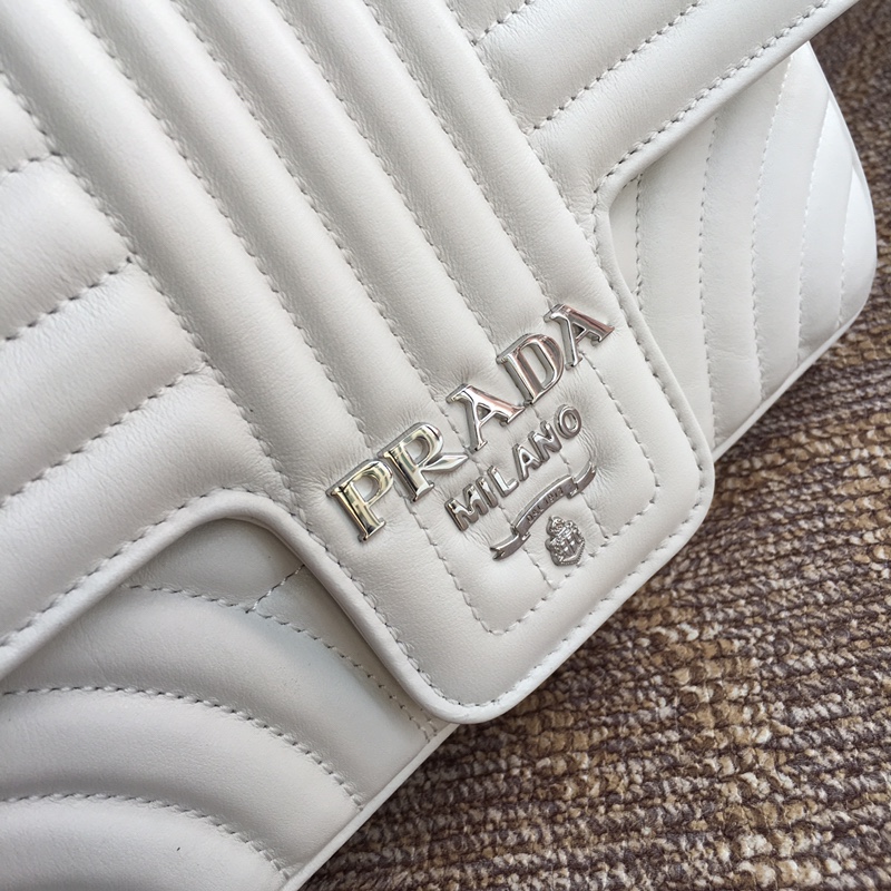 PRADA普拉达进口小牛皮链条包1BD108