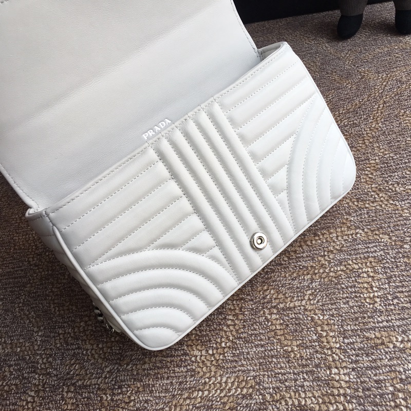 PRADA普拉达进口小牛皮链条包1BD108