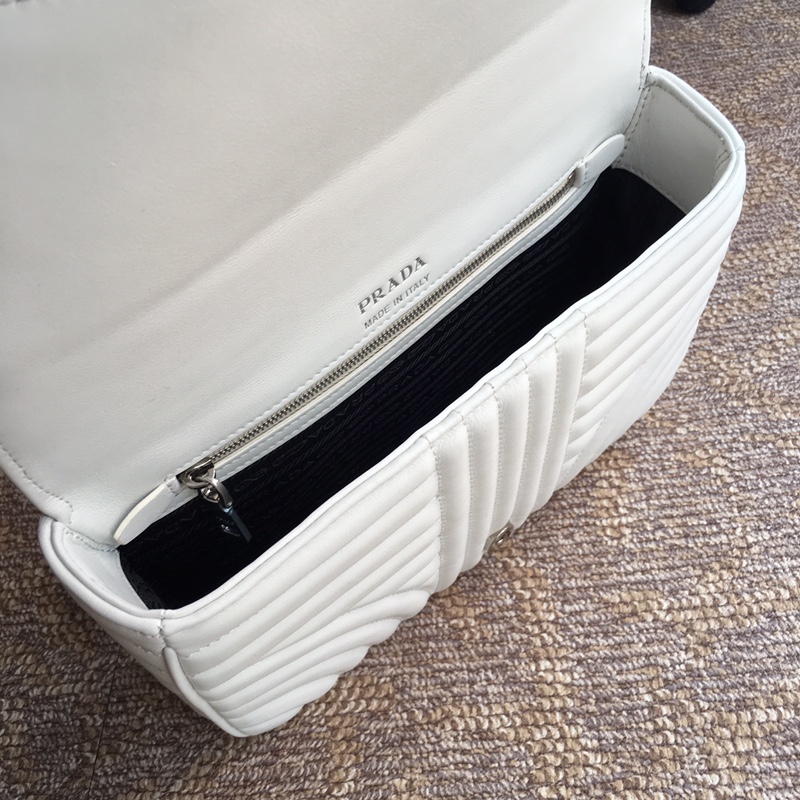 PRADA普拉达进口小牛皮链条包1BD108