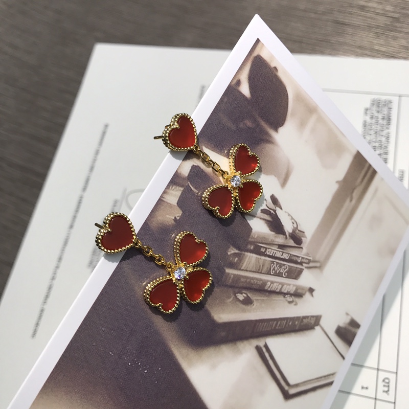 Van Cleef & Arpels vca爱心四叶草耳吊镀金版 亚金材质保色更持久 搭配天然红玉髓白母贝 跟足 字印