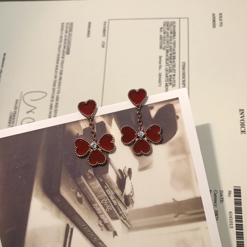 Van Cleef & Arpels vca爱心四叶草耳吊镀金版 亚金材质保色更持久 搭配天然红玉髓白母贝 跟足 字印
