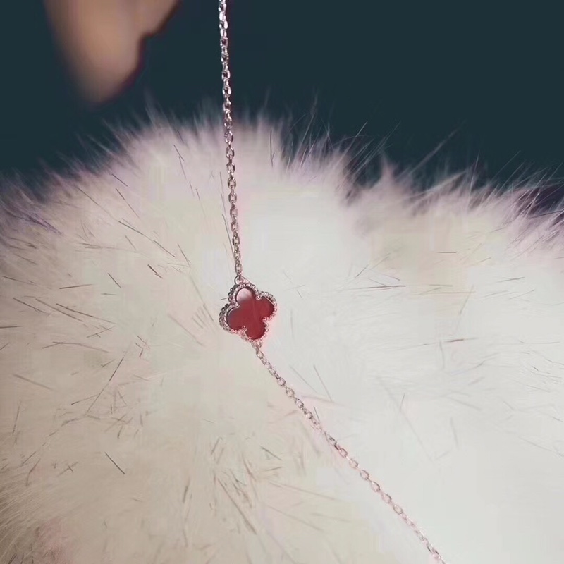 Van Cleef & Arpels 新年礼物，项链 手链 一套搭配很漂亮，小仙女必入手玫瑰