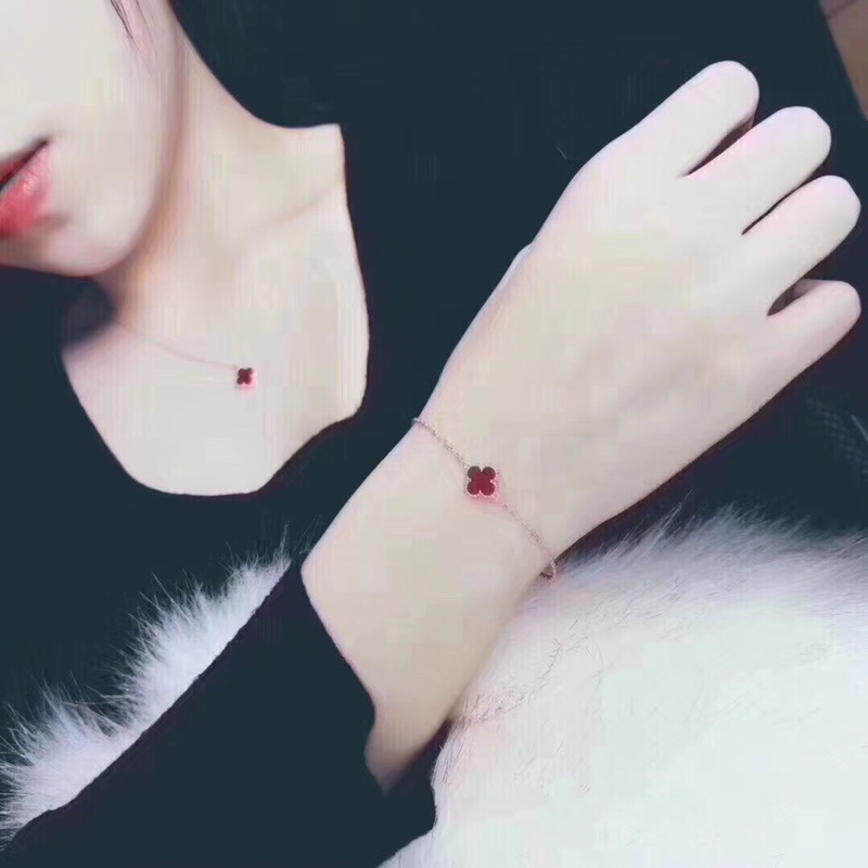Van Cleef & Arpels 新年礼物，项链 手链 一套搭配很漂亮，小仙女必入手玫瑰
