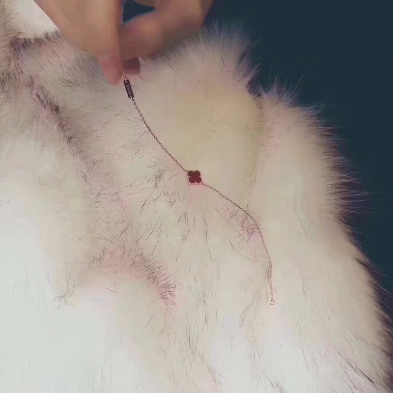 Van Cleef & Arpels 新年礼物，项链 手链 一套搭配很漂亮，小仙女必入手玫瑰