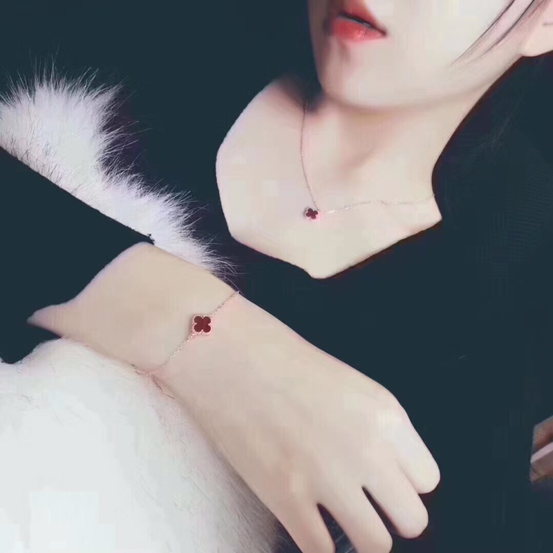 Van Cleef & Arpels 新年礼物，项链 手链 一套搭配很漂亮，小仙女必入手玫瑰