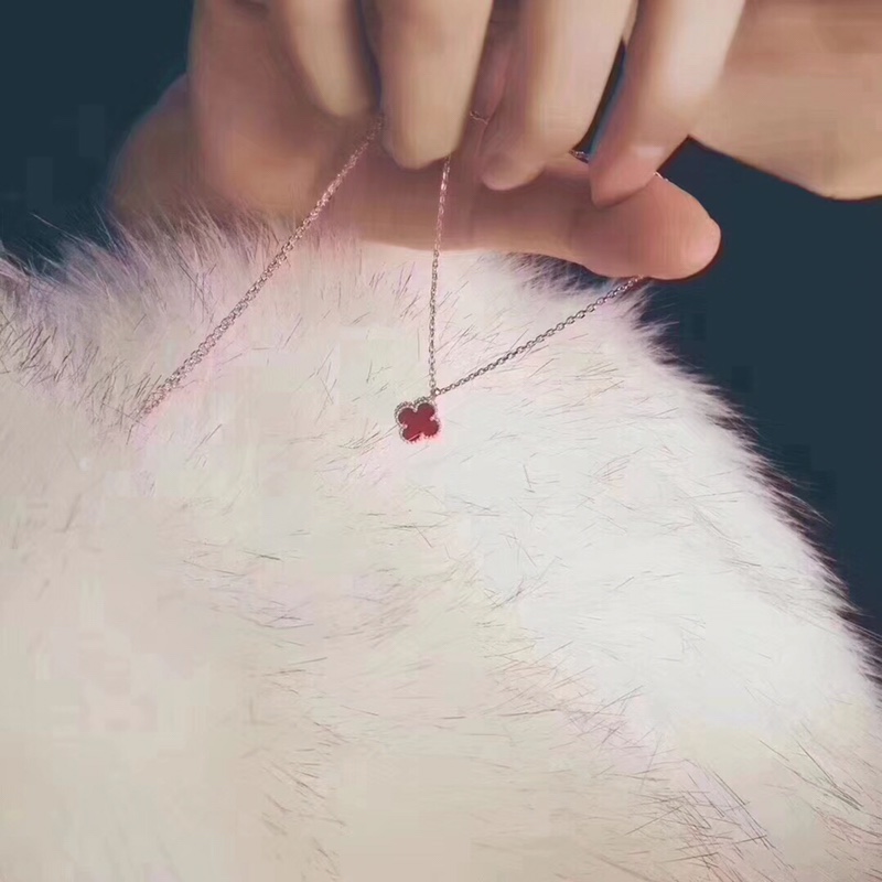 Van Cleef & Arpels 新年礼物，项链 手链 一套搭配很漂亮，小仙女必入手玫瑰