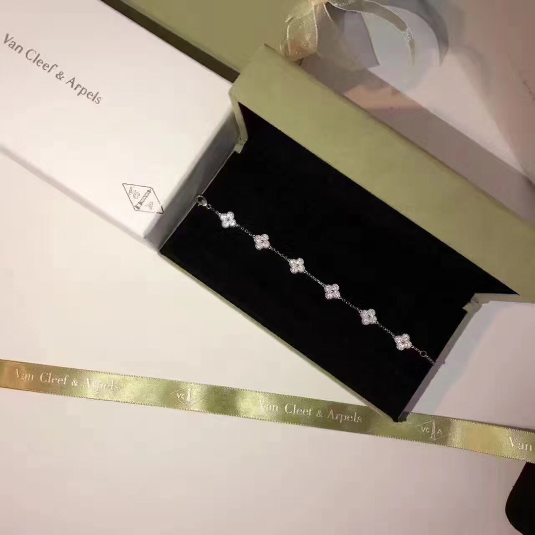 NO:101694,Six Flower Bracelet, diameter 0.8cm VCA Evergreen Style Mini Full Diamond Original Prismatic Buckle, Overseas Order [Maximum Version Customization] 925 Sterling Silver Material, Electroplating 18K Gold Vintage Alhambra Beaded Edge, round and plump True Gold Data Making, Slight and gentle style is irresistible to every girl., Vca Bracelet, manolo blahnik, bracelet, pure silver19860909六花手链 直径0.8cm VCA 长青款 Mini满钻原版棱形扣头  海外订单【最高版本定制】925纯银材质 电镀18K金 Vintage Alhambra珠边圆润饱满真金数据制作轻柔温婉的造型是每个女孩都无法抗拒.,Vca手链,manolo blahnik,bracelet,pure silver,Jewelry