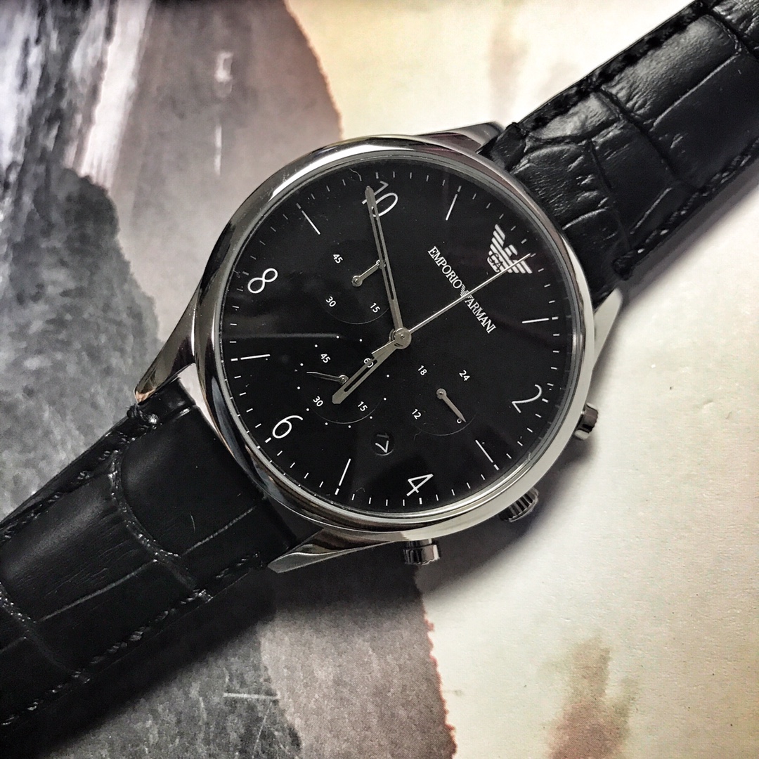 J5  品牌： 阿玛尼 Armani 0398系列 ARMANI款式：尊贵绅士男款石英规格：43mm11mm 机芯：跑秒计时石英机芯 镜面：强化矿物质玻璃 材料：316精钢 表扣：折叠扣尊贵不失优雅3-999