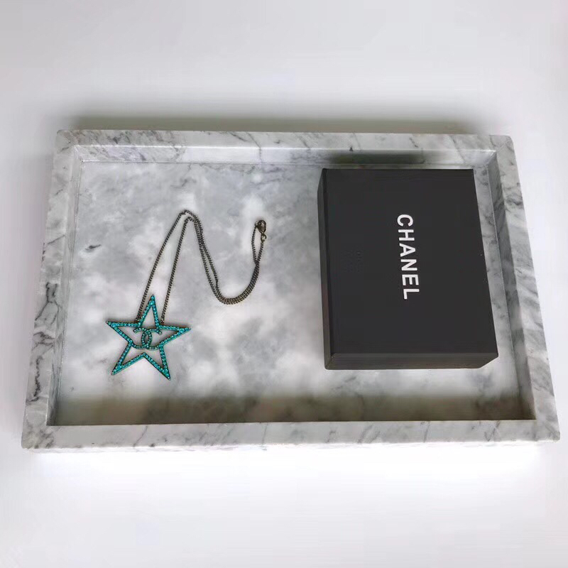 Chanel 简约个性、突出自我 高阶潮人最爱的首饰 当属Chanel 秋冬新款 星星项链 饰以施华洛水晶官网新款 最新 2017 小香 Chanel 大号 五角星项链 一摸一样 每一个细节