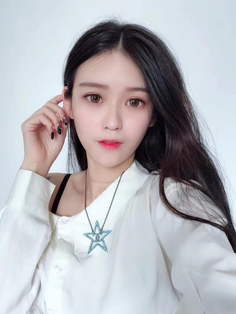 Chanel 简约个性、突出自我 高阶潮人最爱的首饰 当属Chanel 秋冬新款 星星项链 饰以施华洛水晶官网新款 最新 2017 小香 Chanel 大号 五角星项链 一摸一样 每一个细节