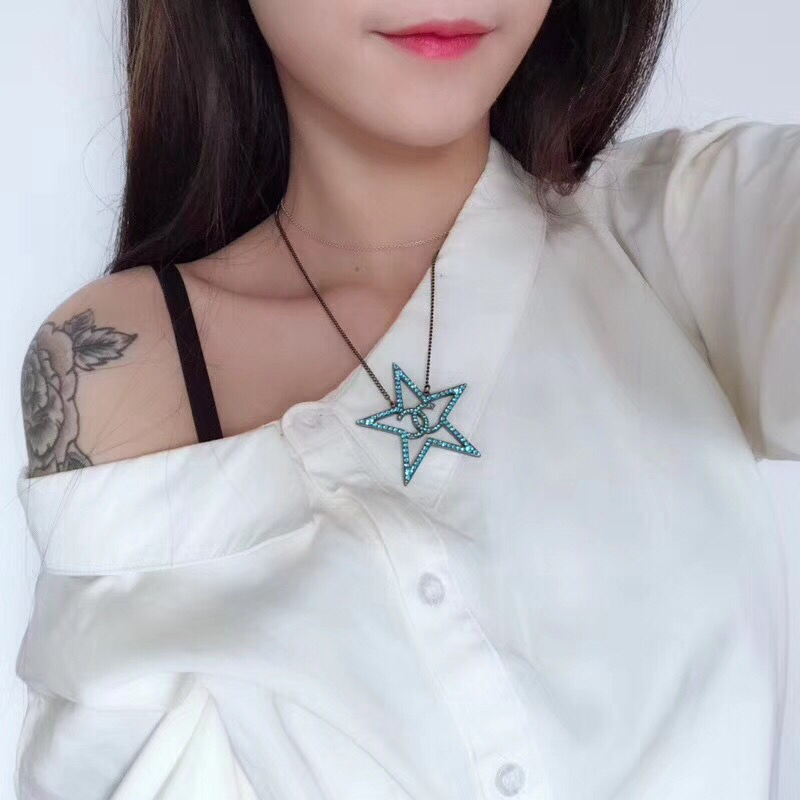 Chanel 简约个性、突出自我 高阶潮人最爱的首饰 当属Chanel 秋冬新款 星星项链 饰以施华洛水晶官网新款 最新 2017 小香 Chanel 大号 五角星项链 一摸一样 每一个细节
