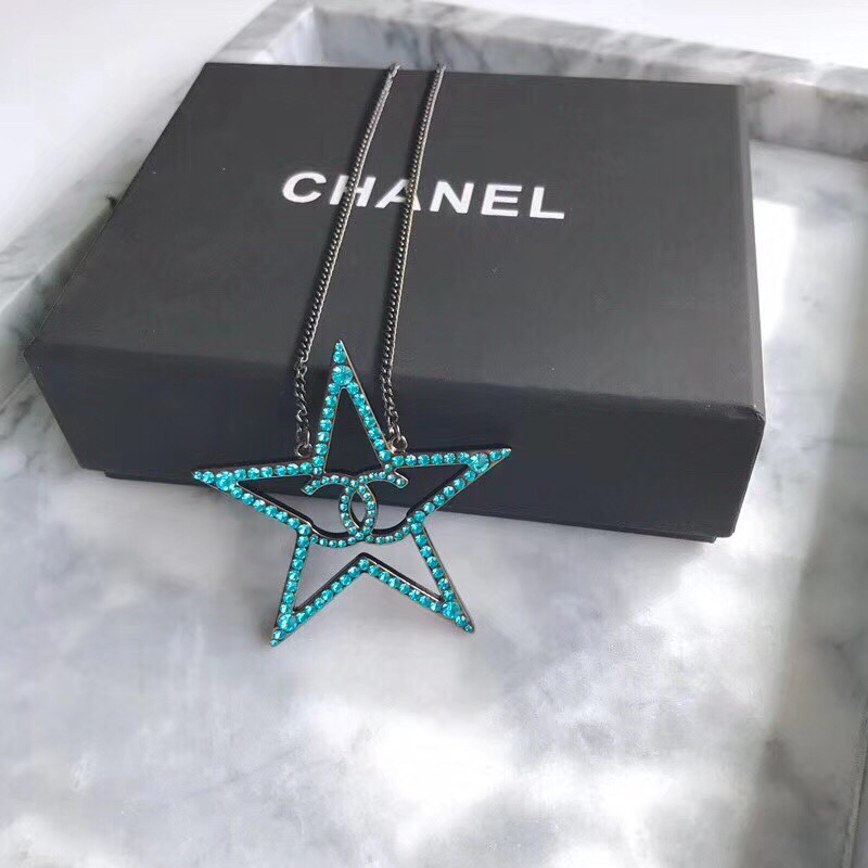 Chanel 简约个性、突出自我 高阶潮人最爱的首饰 当属Chanel 秋冬新款 星星项链 饰以施华洛水晶官网新款 最新 2017 小香 Chanel 大号 五角星项链 一摸一样 每一个细节