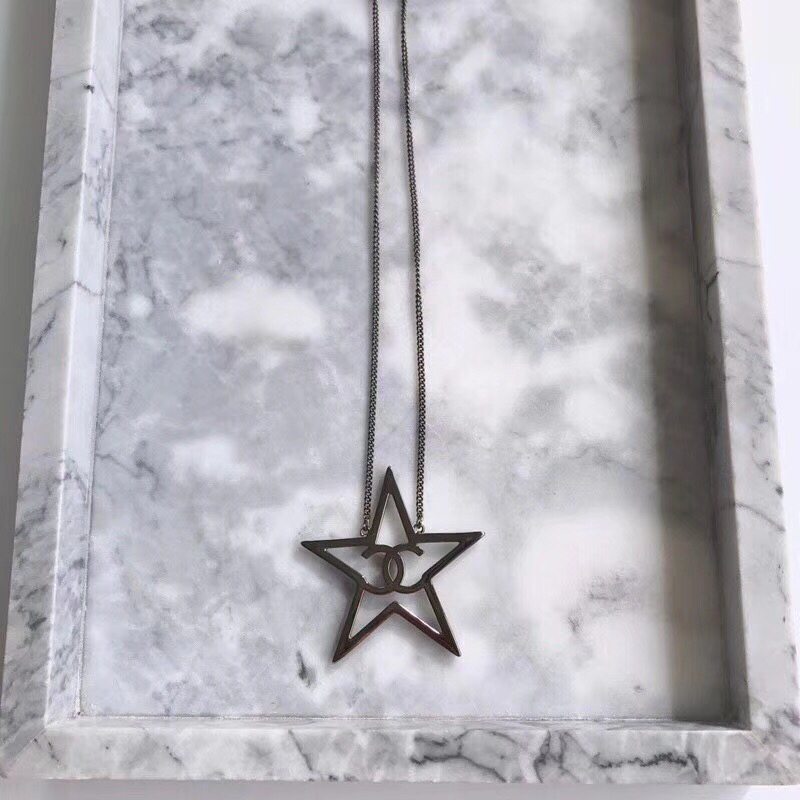 Chanel 简约个性、突出自我 高阶潮人最爱的首饰 当属Chanel 秋冬新款 星星项链 饰以施华洛水晶官网新款 最新 2017 小香 Chanel 大号 五角星项链 一摸一样 每一个细节