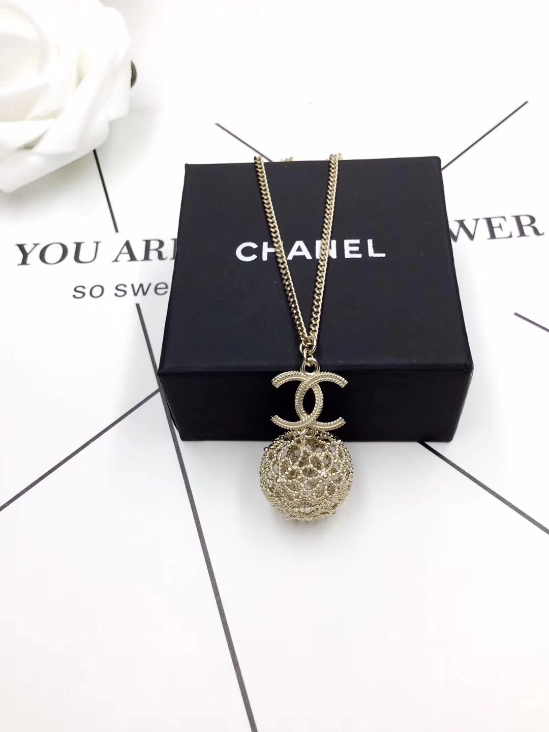 Chanel 冬季火热 镂空球耳钉 特别 自留款 黄铜材质持久不掉色 925银针不过敏 镂空设计