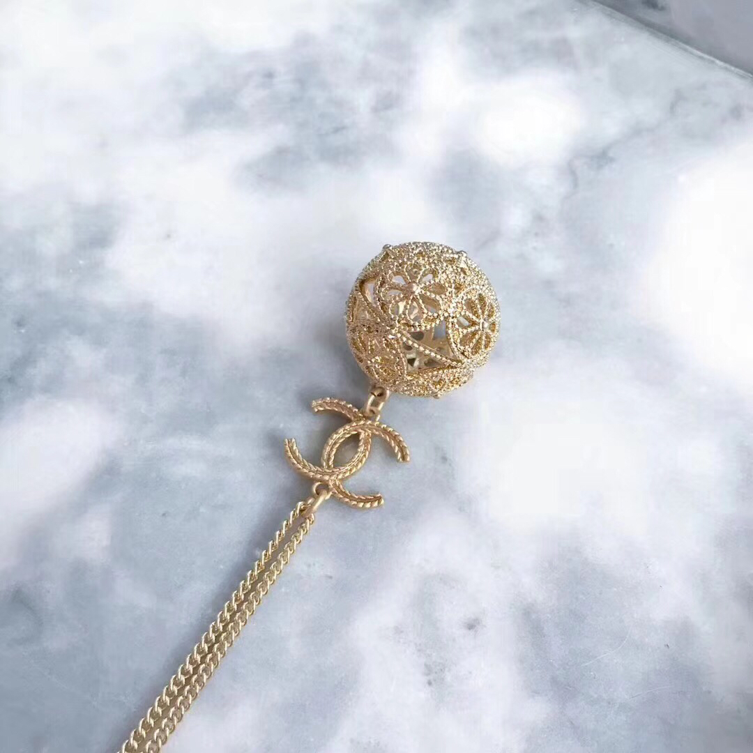 Chanel 冬季火热 镂空球耳钉 特别 自留款 黄铜材质持久不掉色 925银针不过敏 镂空设计