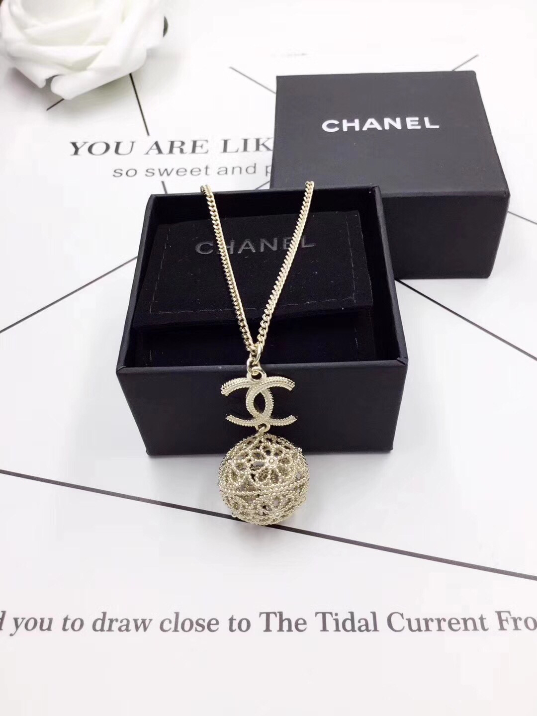 Chanel 冬季火热 镂空球耳钉 特别 自留款 黄铜材质持久不掉色 925银针不过敏 镂空设计