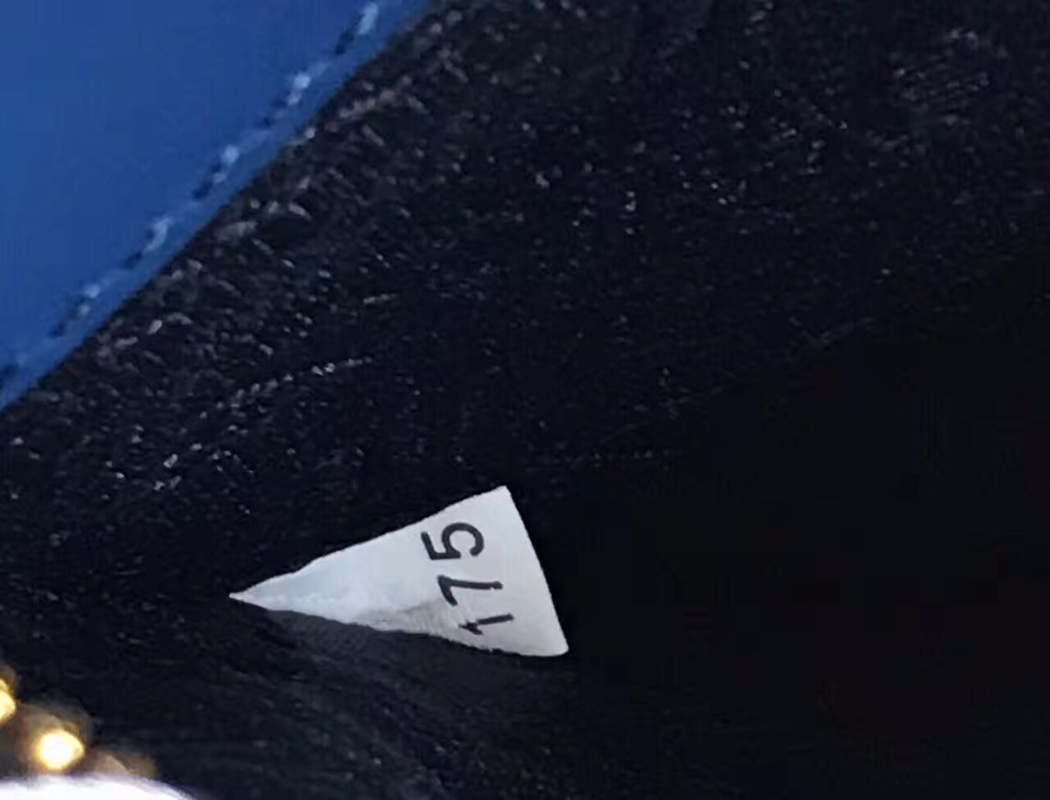 PRADA普拉达进口十字纹牛皮手提包1BA102