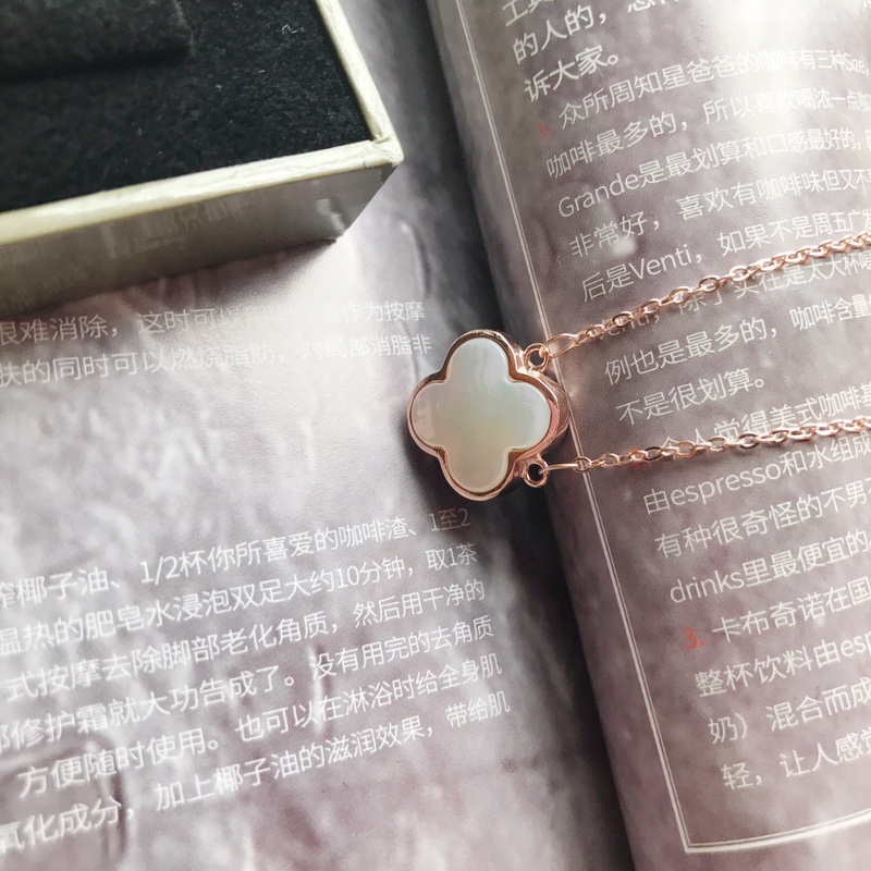 Van Cleef & Arpels VCA双面果冻四叶草项链，双面，一面白一面黑，一款双戴，解决选择困难 0517108