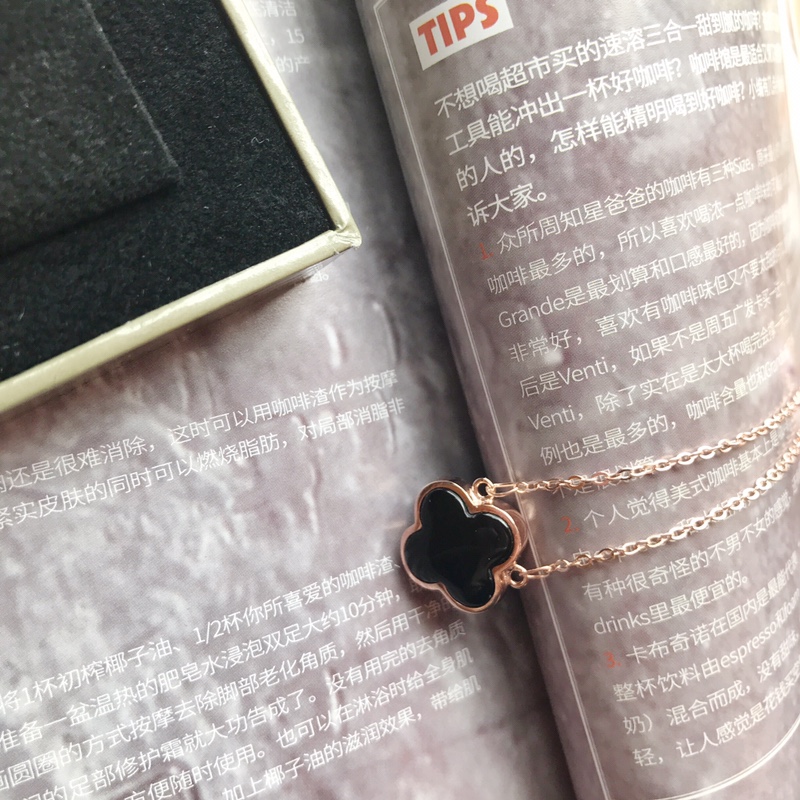 Van Cleef & Arpels VCA双面果冻四叶草项链，双面，一面白一面黑，一款双戴，解决选择困难 0517108