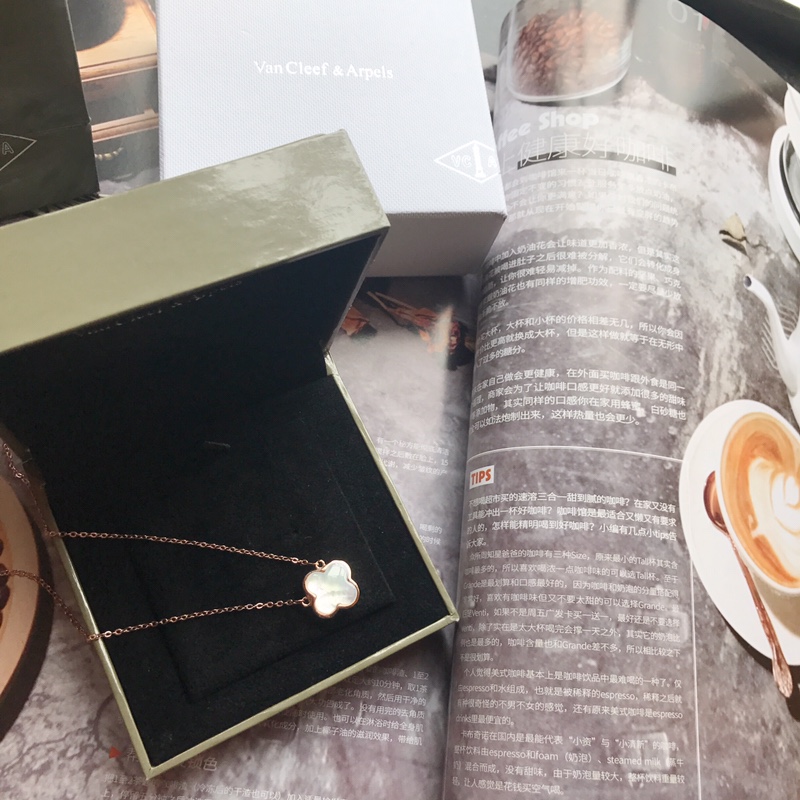 Van Cleef & Arpels VCA双面果冻四叶草项链，双面，一面白一面黑，一款双戴，解决选择困难 0517108