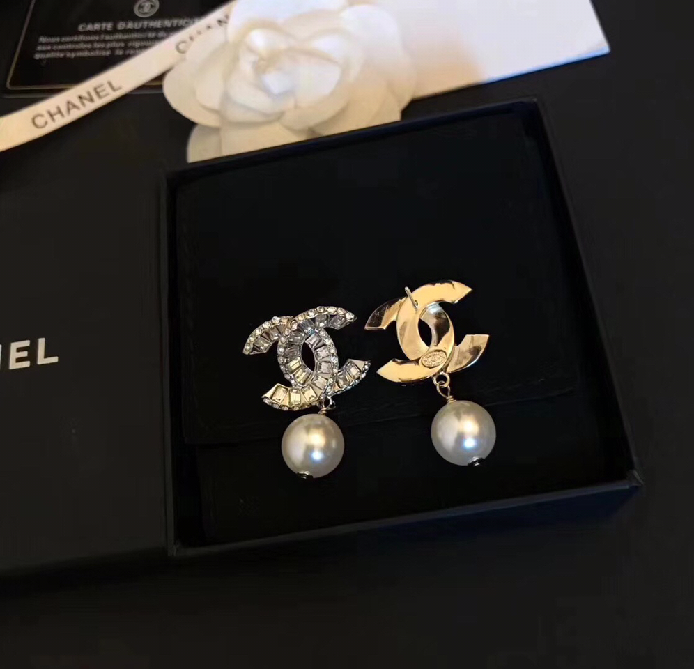 Chanel CHANEL耳环 冬季 新款 方钻 珍珠 耳钉 款式 黄铜材质纯银 针 持久不掉色 此款已经火爆朋友圈