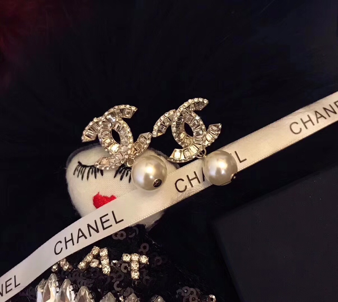 Chanel CHANEL耳环 冬季 新款 方钻 珍珠 耳钉 款式 黄铜材质纯银 针 持久不掉色 此款已经火爆朋友圈