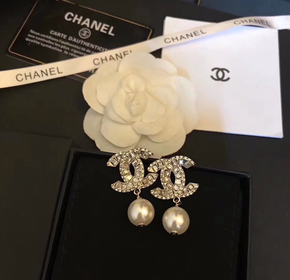 Chanel CHANEL耳环 冬季 新款 方钻 珍珠 耳钉 款式 黄铜材质纯银 针 持久不掉色 此款已经火爆朋友圈