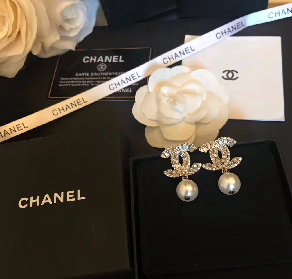 Chanel CHANEL耳环 冬季 新款 方钻 珍珠 耳钉 款式 黄铜材质纯银 针 持久不掉色 此款已经火爆朋友圈