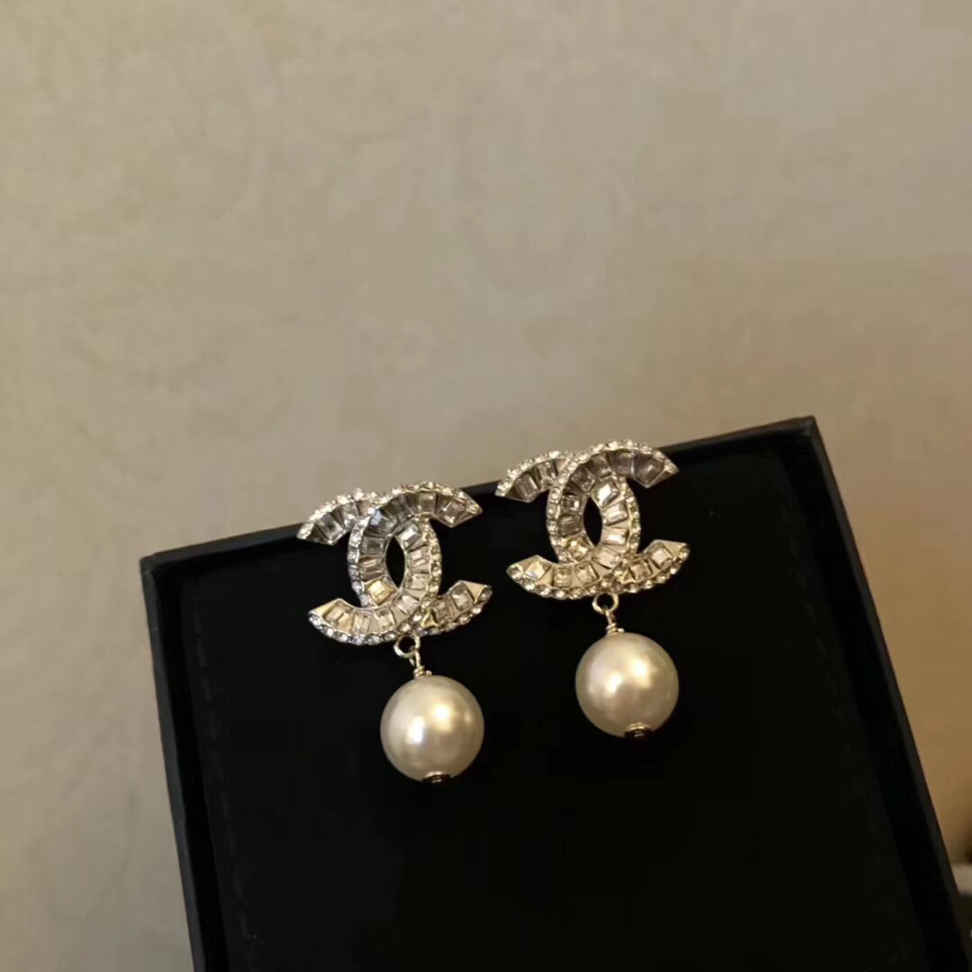 Chanel CHANEL耳环 冬季 新款 方钻 珍珠 耳钉 款式 黄铜材质纯银 针 持久不掉色 此款已经火爆朋友圈