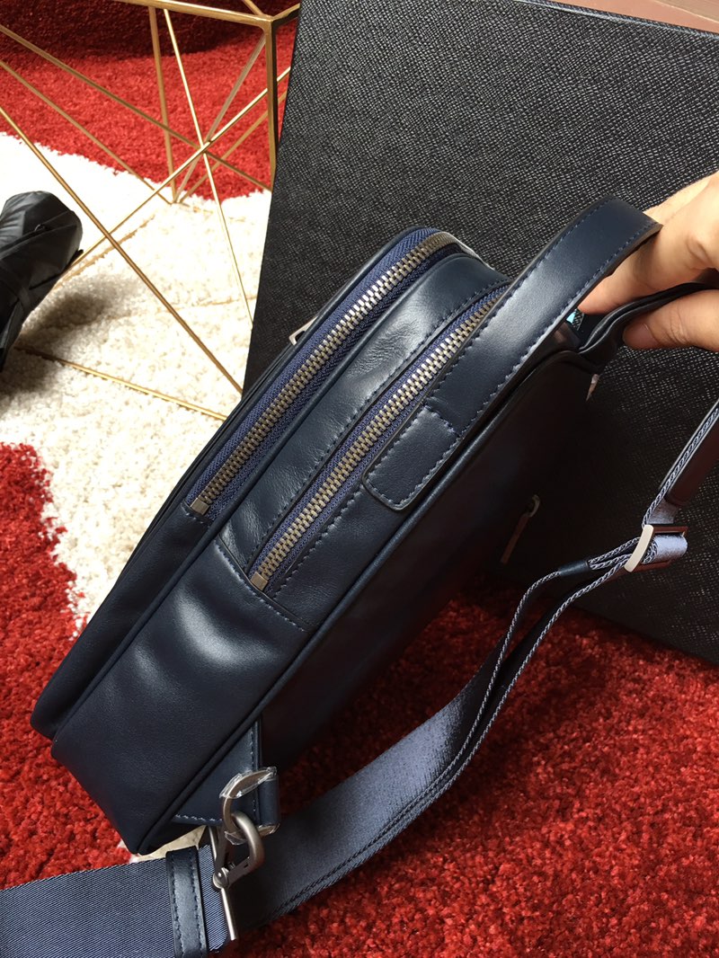 PRADA普拉达进口韩国小牛皮胸包0989